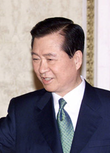 https://upload.wikimedia.org/wikipedia/commons/thumb/1/16/Kim_Dae-jung_%28Cropped%29.png/110px-Kim_Dae-jung_%28Cropped%29.png